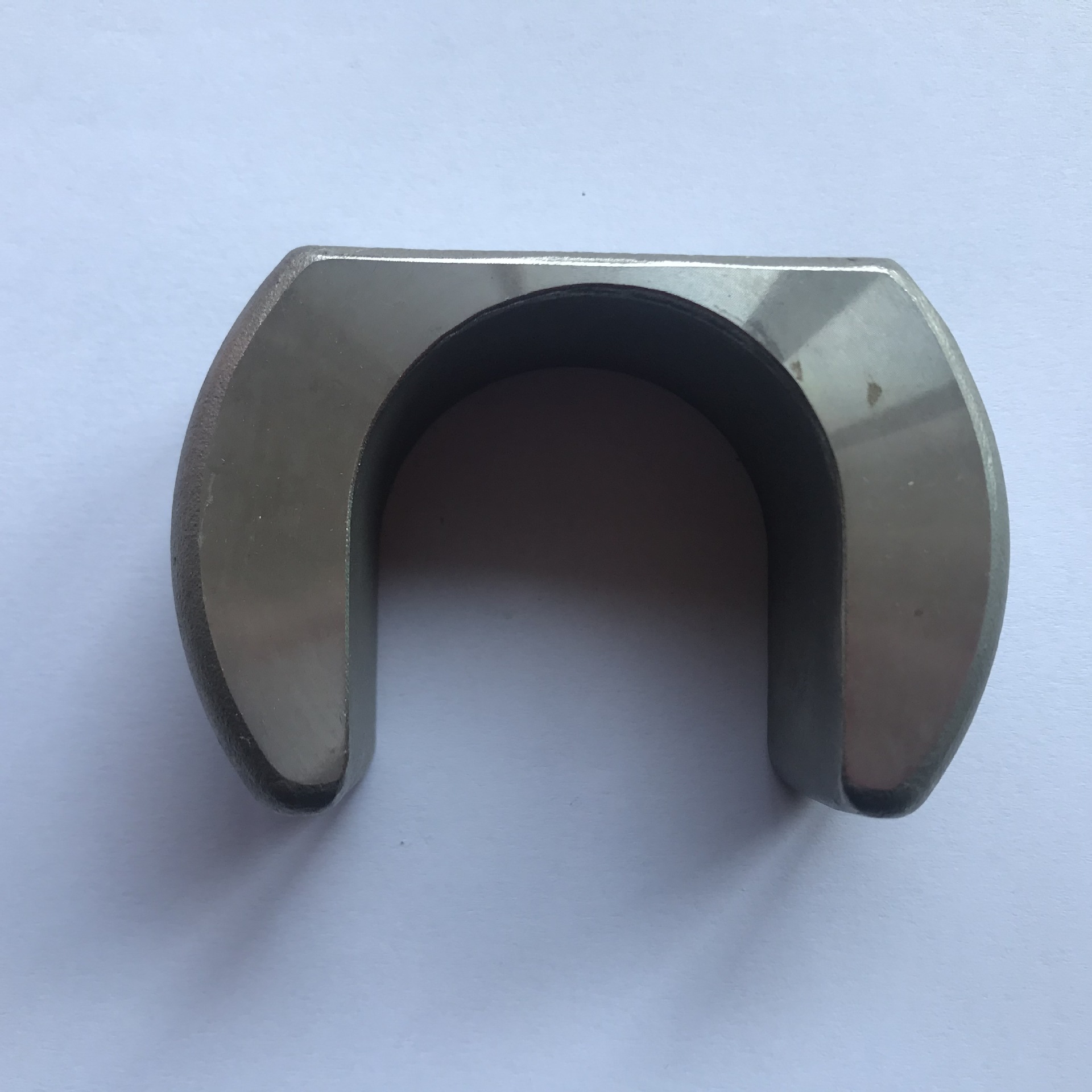 Apa penyebab delaminasi pada cangkang yang terbuat dari pasir kaca air selama proses pencetakan investasi?