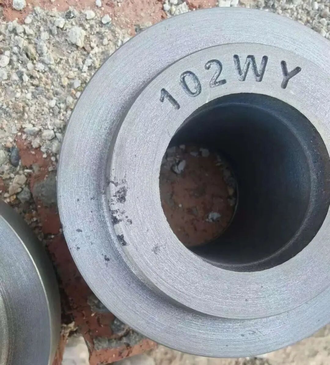 Apa ciri-ciri cacat pencucian pasir pada produksi bagian besi cor kelabu menggunakan pasir hijau? Apa perbedaan antara cacat mata terak?