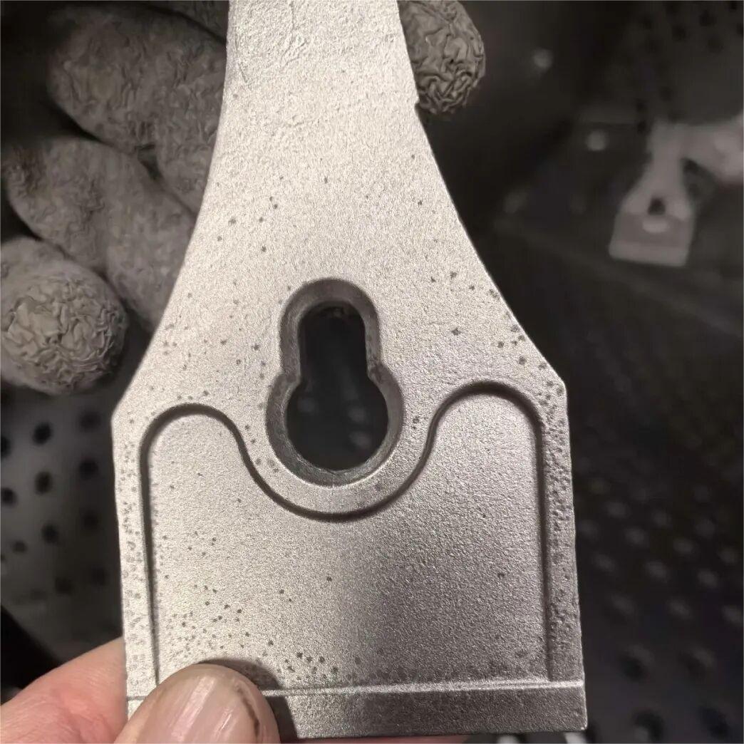 Memproduksi 410 bagian baja tahan karat dengan sol silika, berat 205 gram, dengan cacat bintik oksidasi permukaan: penyebab dan solusi