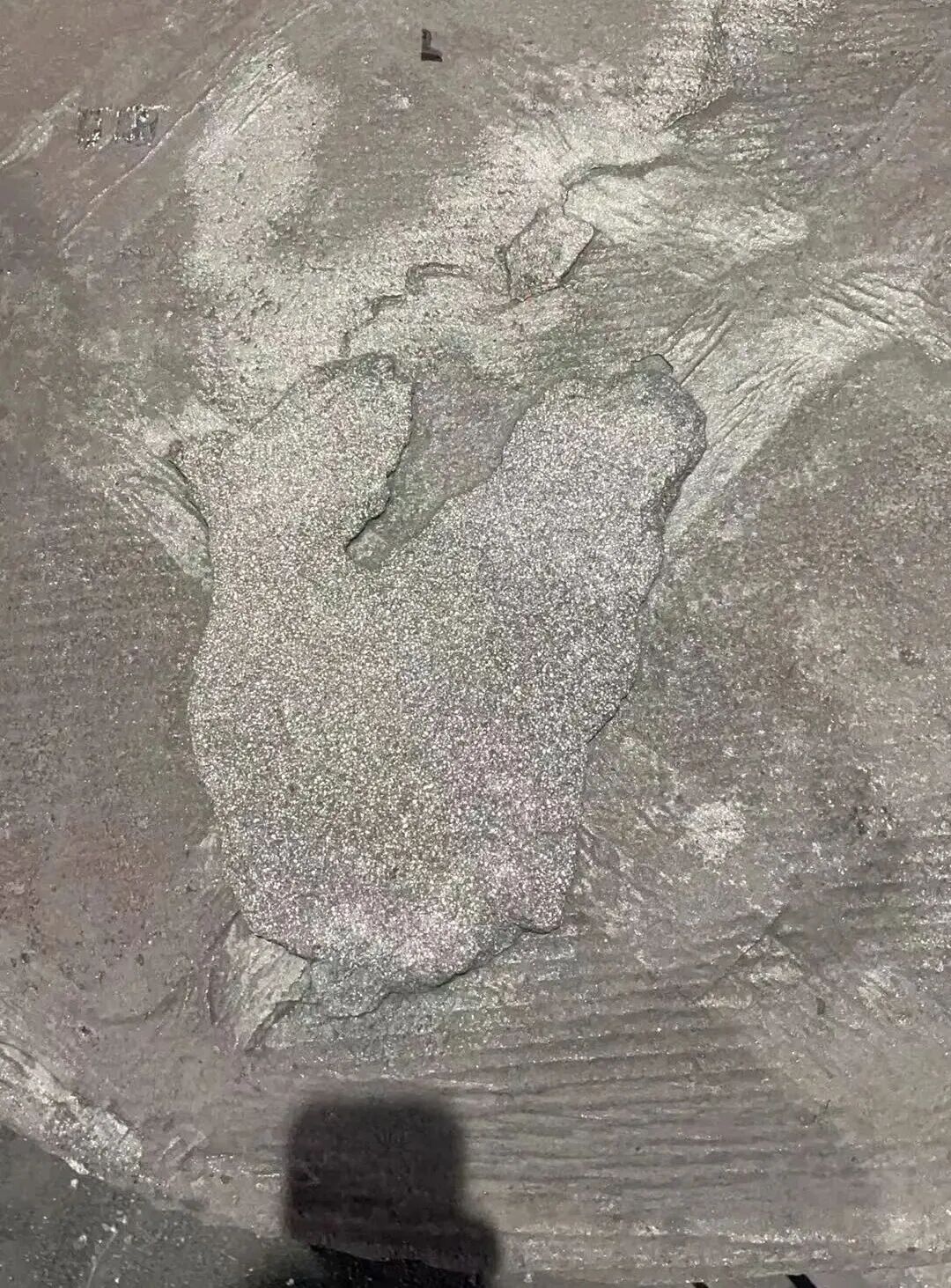 Bagaimana cacat seperti jerawat pasir pada permukaan atas bagian besi cor kelabu yang dihasilkan oleh pengecoran pasir resin dapat diatasi?